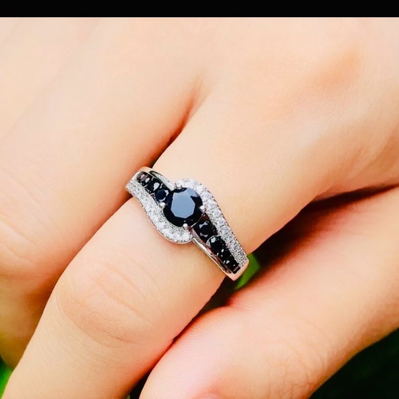 Jewelry - Elegant Black and Silver Women's Ring